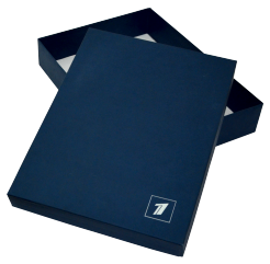 Коробка жесткая, тип "крышка-дно", основа-переплетный картон, лайнер-темно-синий эфалин, тиснение на крышке 1+0